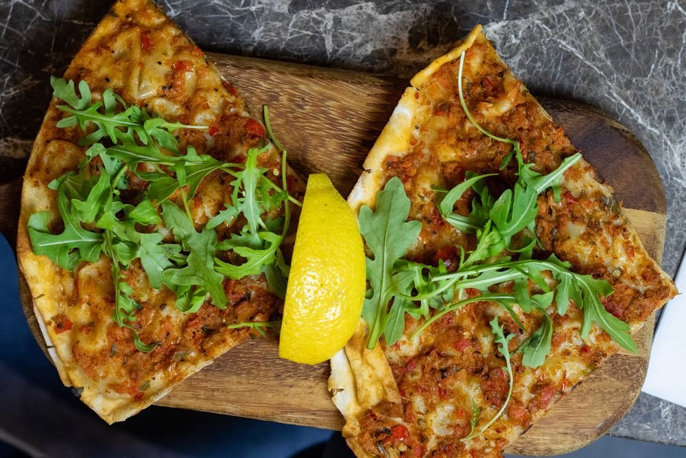 Lahmacun with rocket and lemon